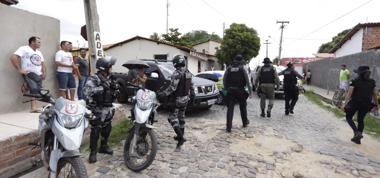 Policiais fazem operação no Alto da Ressurreição