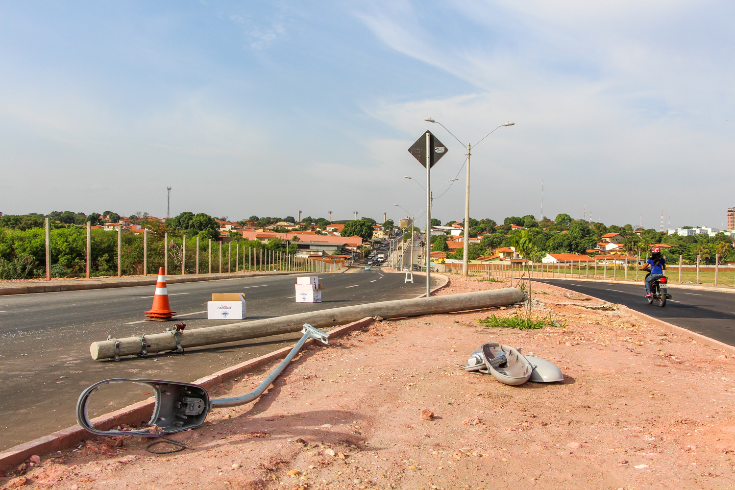 Veículo derruba poste na avenida José Francisco de Almeida Neto