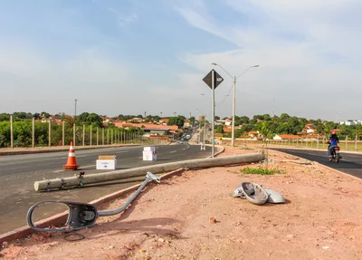 Veículo derruba poste na avenida José Francisco de Almeida Neto