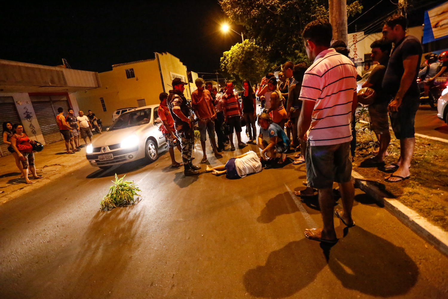 Adolescente atropelado aguardando o samu 