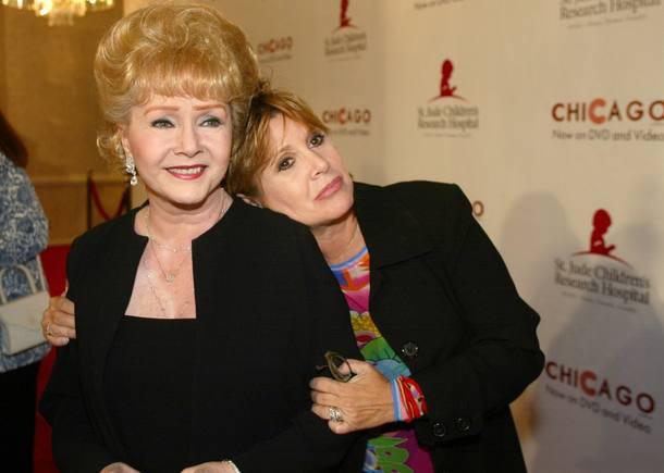 A atriz Debbie Reynolds ao lado da filha Carrie Fisher