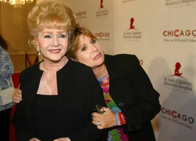 A atriz Debbie Reynolds ao lado da filha Carrie Fisher