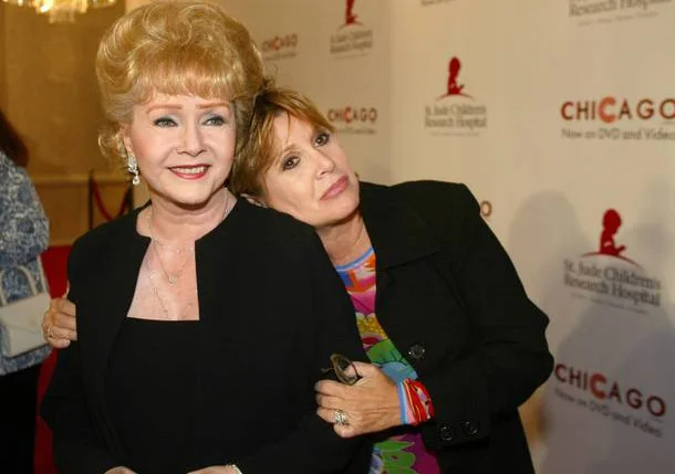 A atriz Debbie Reynolds ao lado da filha Carrie Fisher