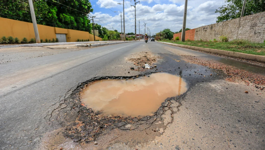 Buraco fica no bairro Angelim