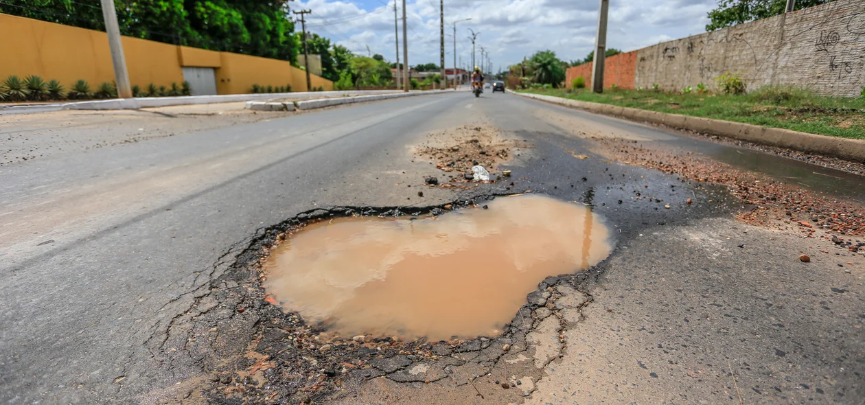 Buraco fica no bairro Angelim