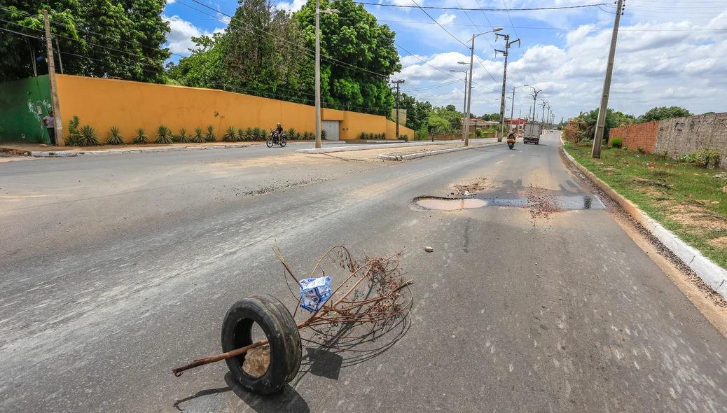 Buraco na Avenida Henry Wall de Carvalho
