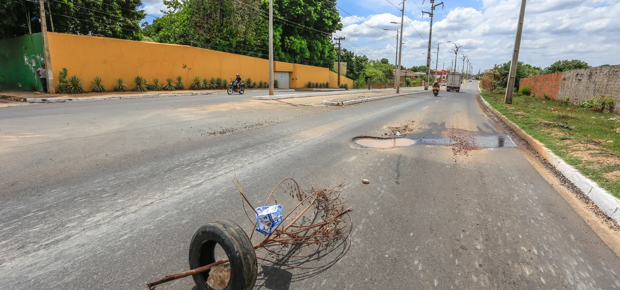 Buraco na Avenida Henry Wall de Carvalho