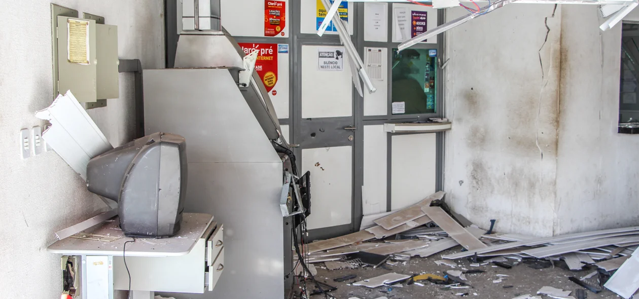 Caixa eletrônico destruído