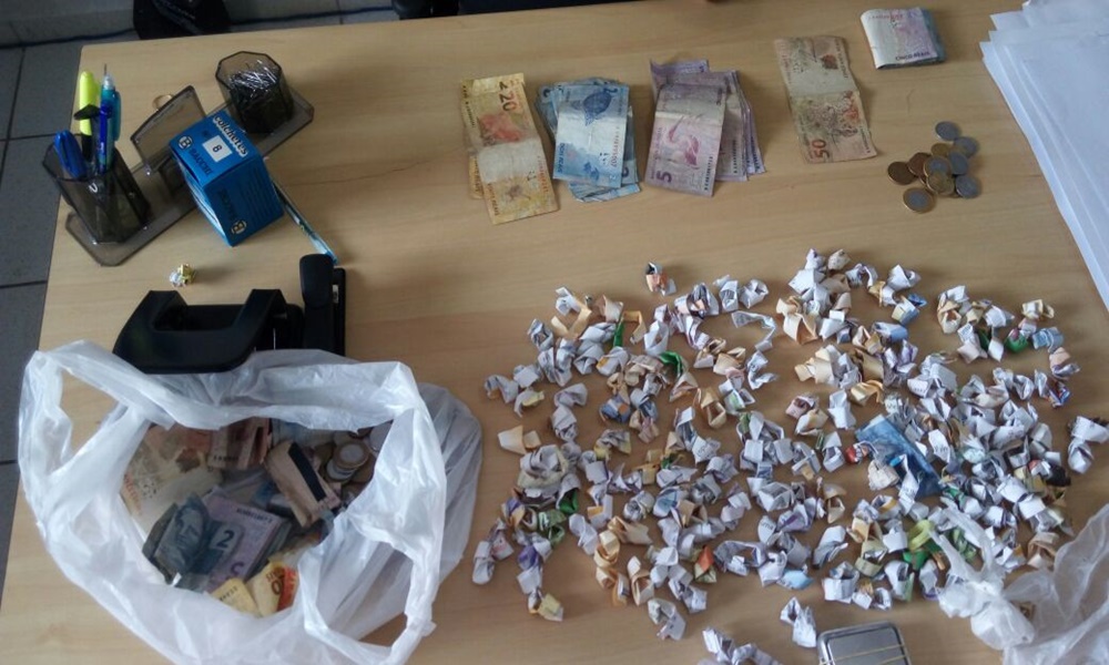Drogas e dinheiro apreendidos no bairro Formosa