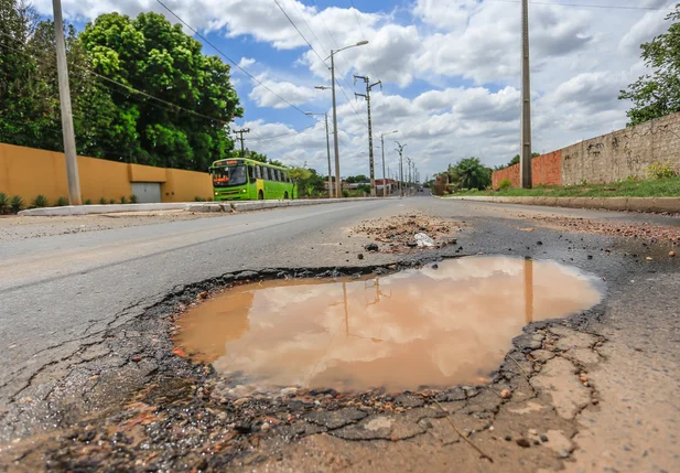 Buraco na Avenida Henry Wall de Carvalho tem causado acidentes