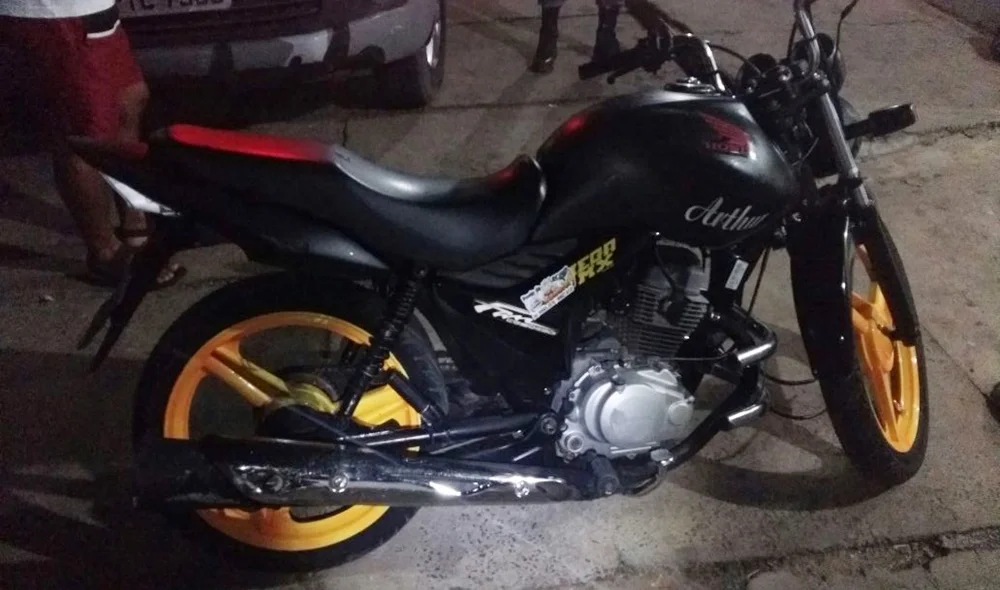 Moto apreendida com traficante em Água Branca