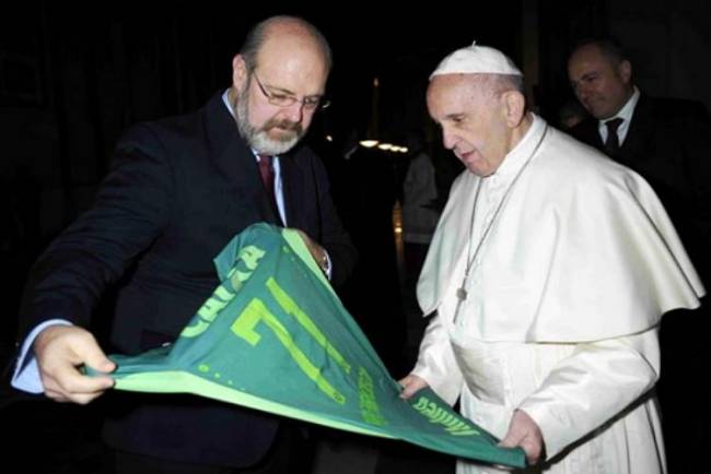 Papa recebe camisa do Chapecoense