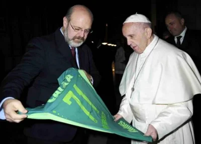 Papa recebe camisa do Chapecoense
