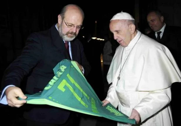 Papa recebe camisa do Chapecoense