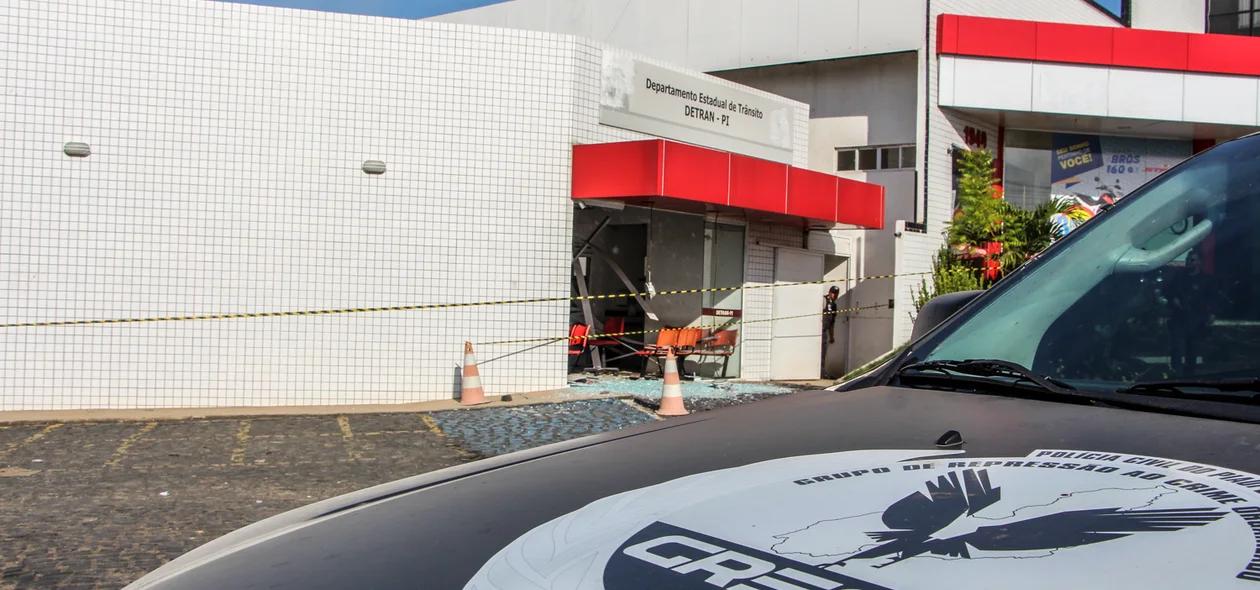 Policiais do GRECO no local do crime