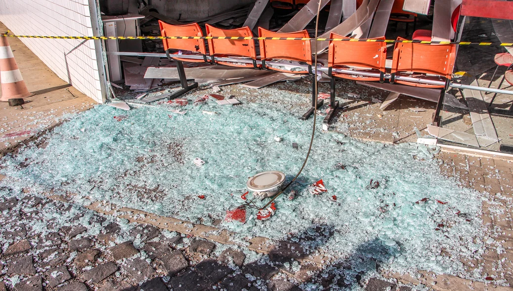 Porta de vidro destruída