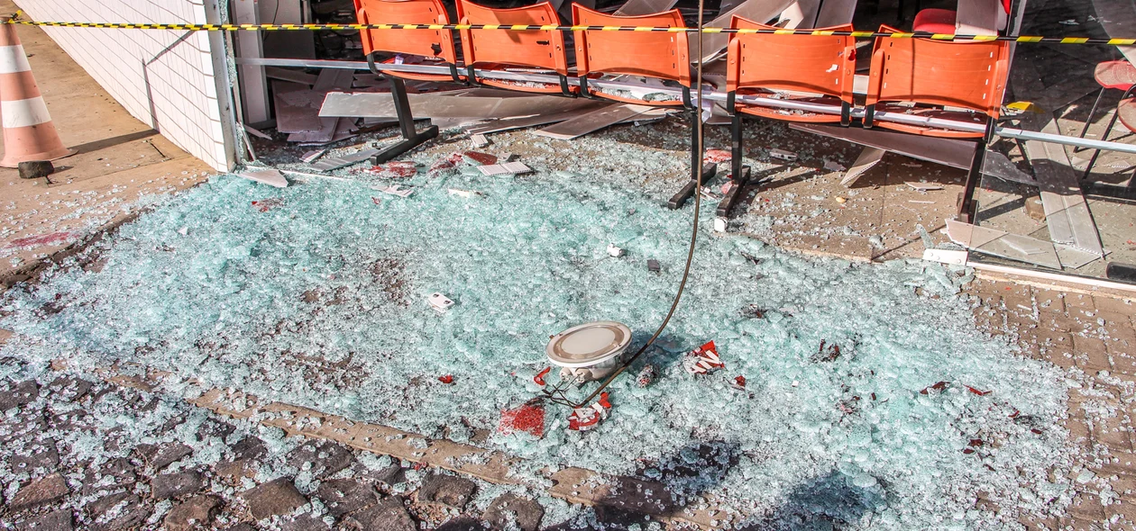 Porta de vidro destruída