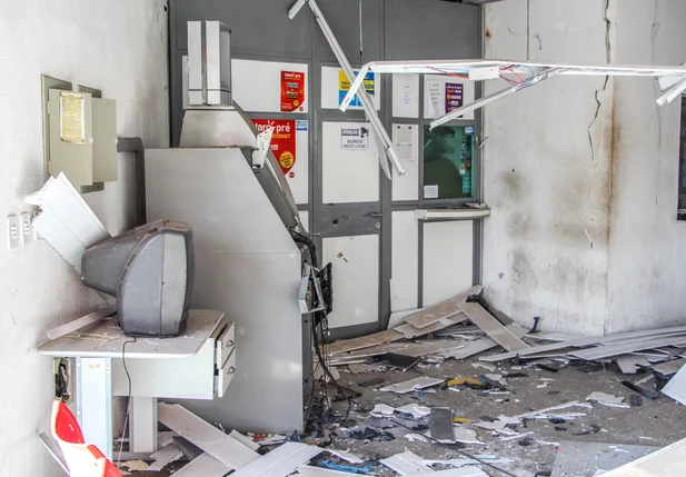 Bandidos explodem caixa eletrônico do Banco do Brasil na Capital