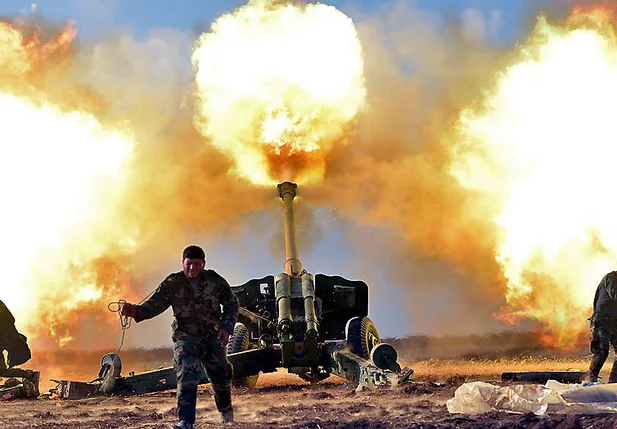 Soldados da força de mobilização (PMF) disparam contra o Estado Islâmico 