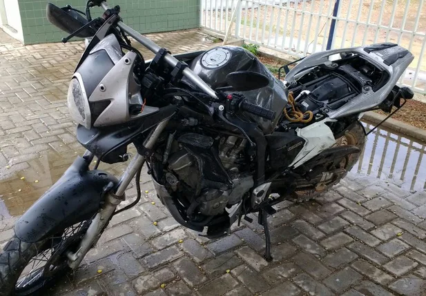Uma das motocicletas envolvidas no acidente