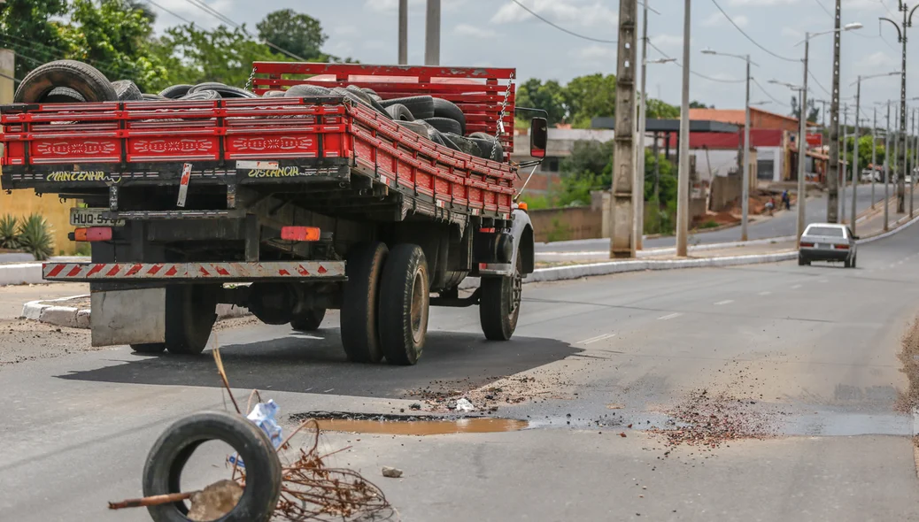 Veículos tem que desviar do buraco