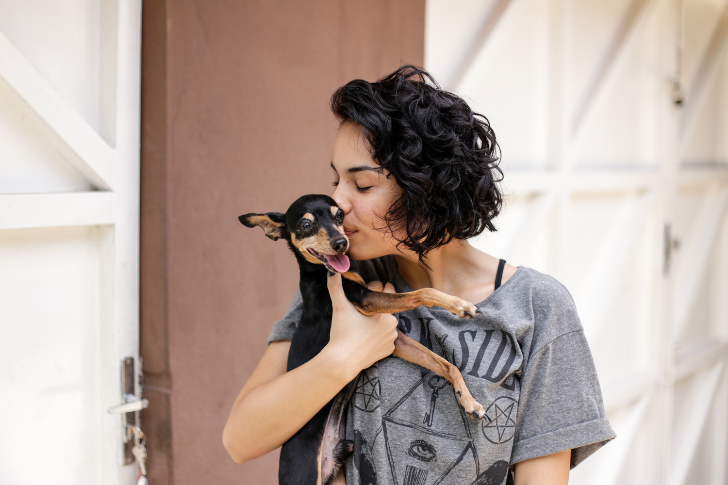 Camila beijando seu cachorro de estimação