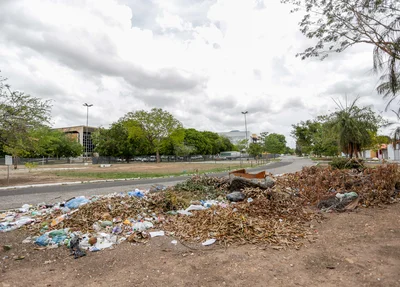 Depósito de lixo no centro administrativo