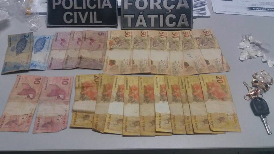Dinheiro e objetos apreendidos na casa de Juliana Suellen