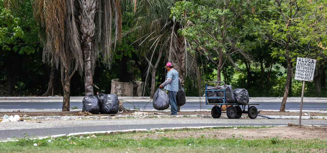 Homem jogando lixo em local impróprio
