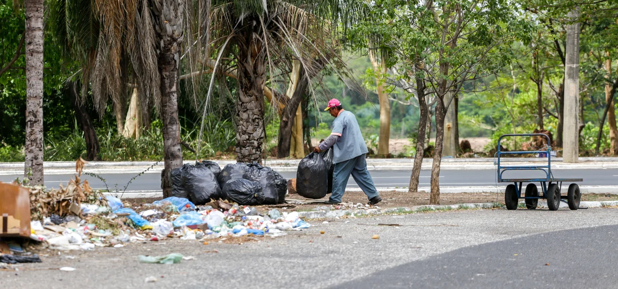 Homem jogando lixo no centro administrativo