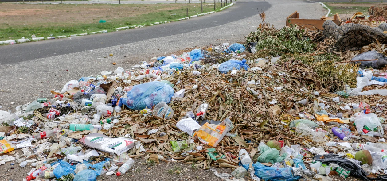 O lixo já está se espalhando pela rua 