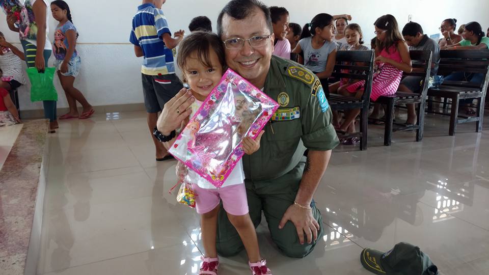 Tenente-coronel Adriano entrega presentes para as crianças