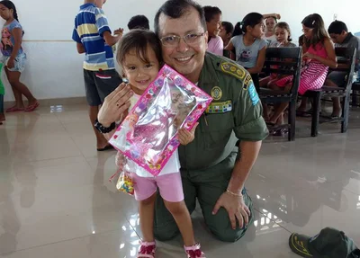 Tenente-coronel Adriano entrega presentes para as crianças