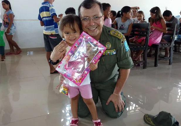 Tenente-coronel Adriano entrega presentes para as crianças