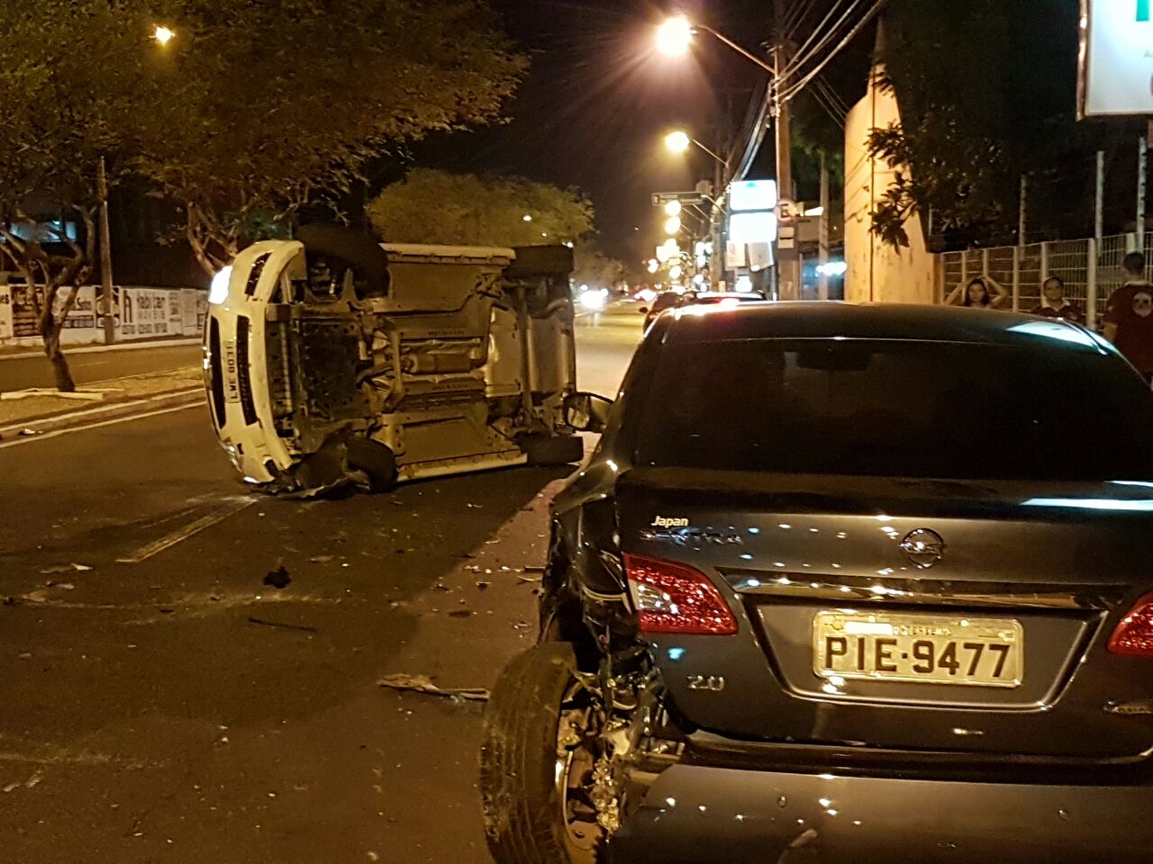 Sentra ficou parcielmente destruído