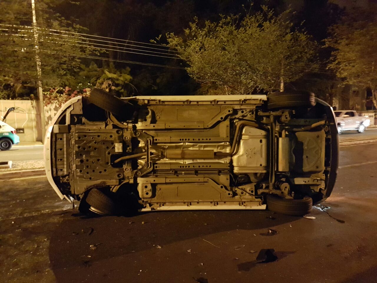 Veículo tombou na Avenida Dom Severino