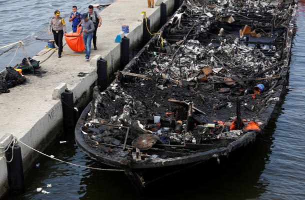 Incêndio destruiu o navio