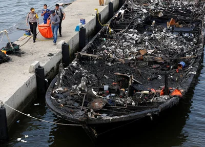 Incêndio destruiu o navio