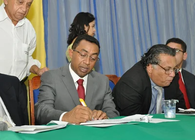 Joel Rodrigues toma posse na prefeitura de Floriano