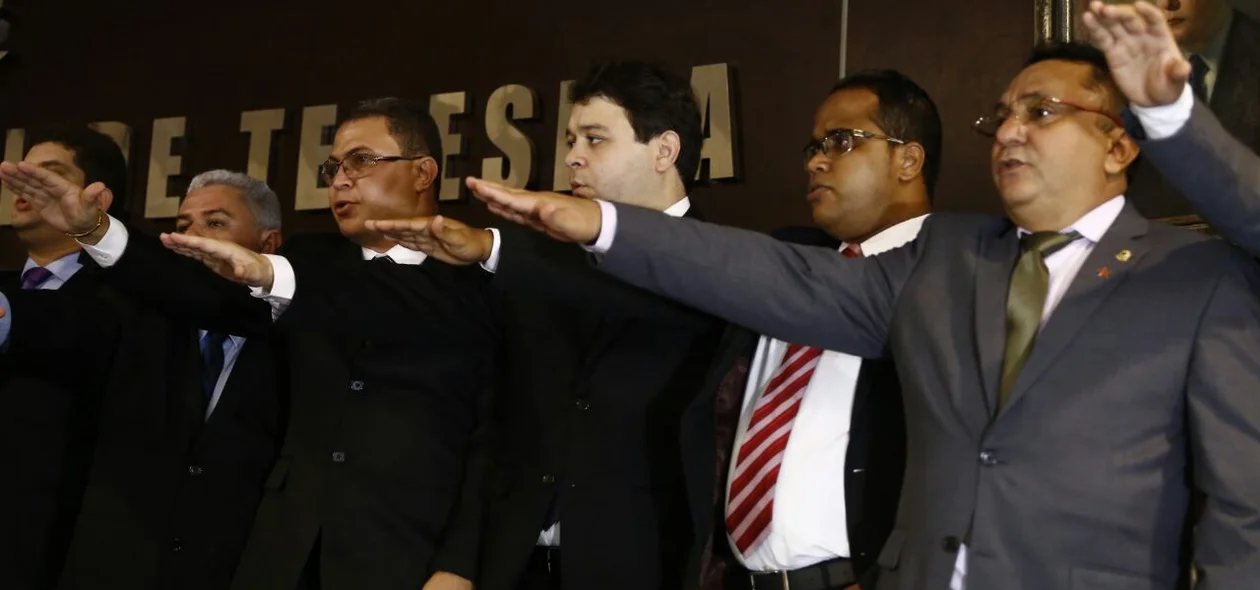 Vereadores eleitos de Teresina fazem juramento durante a posse na CMT