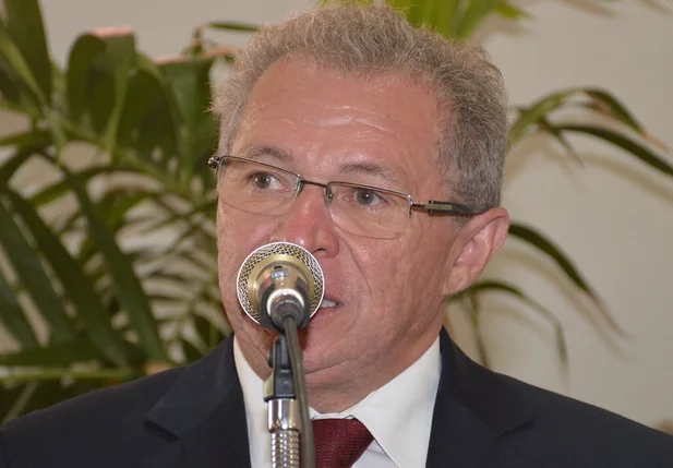 Assis Carvalho promete ajudar gestão do Padre Walmir