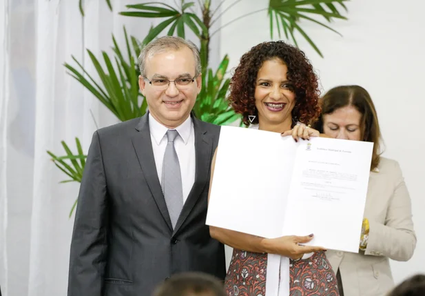Firmino Filho e a Secretária da mulher Marcilane Gomes