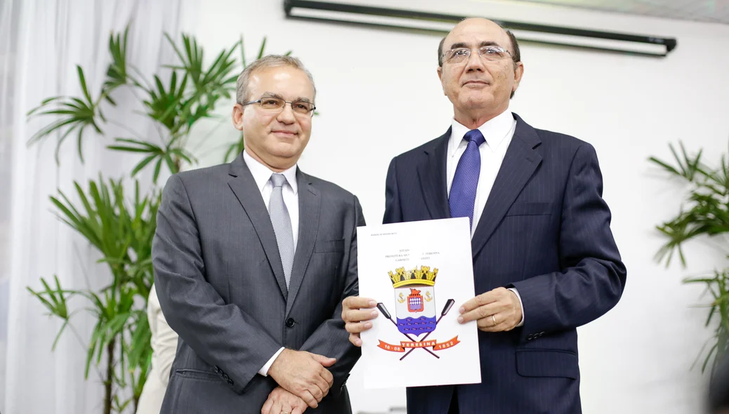 Firmino Filho e o Secretário de Administração Manoel de Moura Neto 