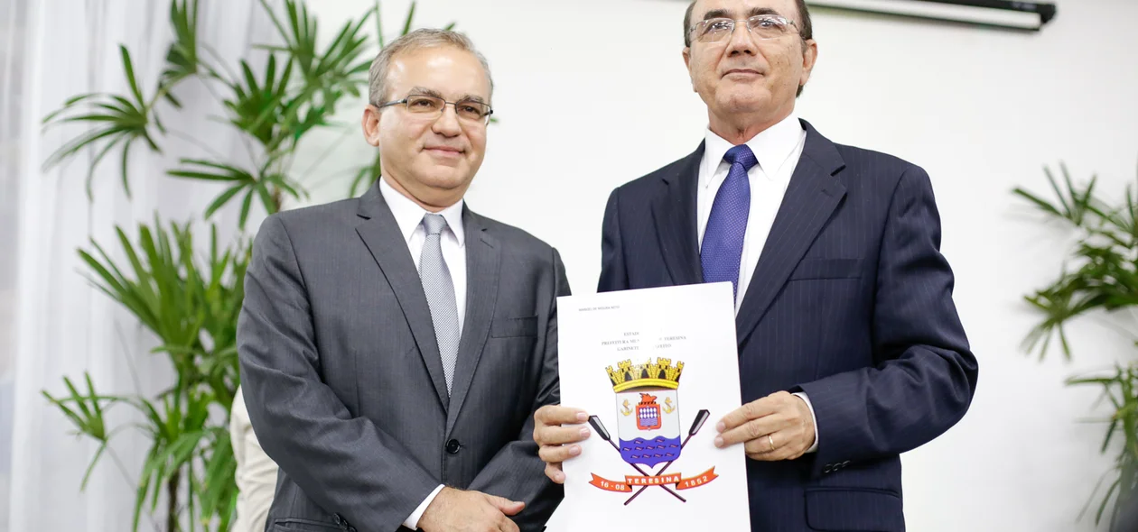 Firmino Filho e o Secretário de Administração Manoel de Moura Neto 