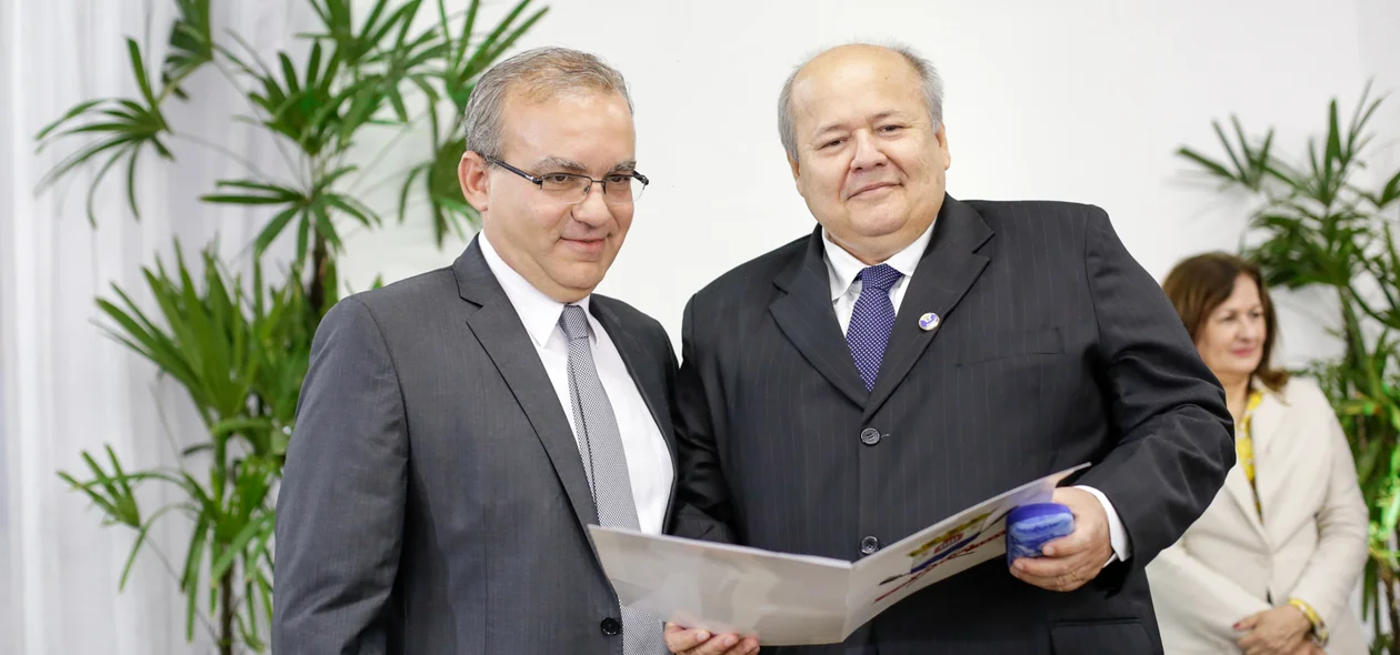 Firmino Filho e o secretário de governo Charles da Silveira