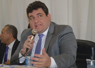 Hugo Victor é reeleito para terceiro mandato de presidente da Câmara