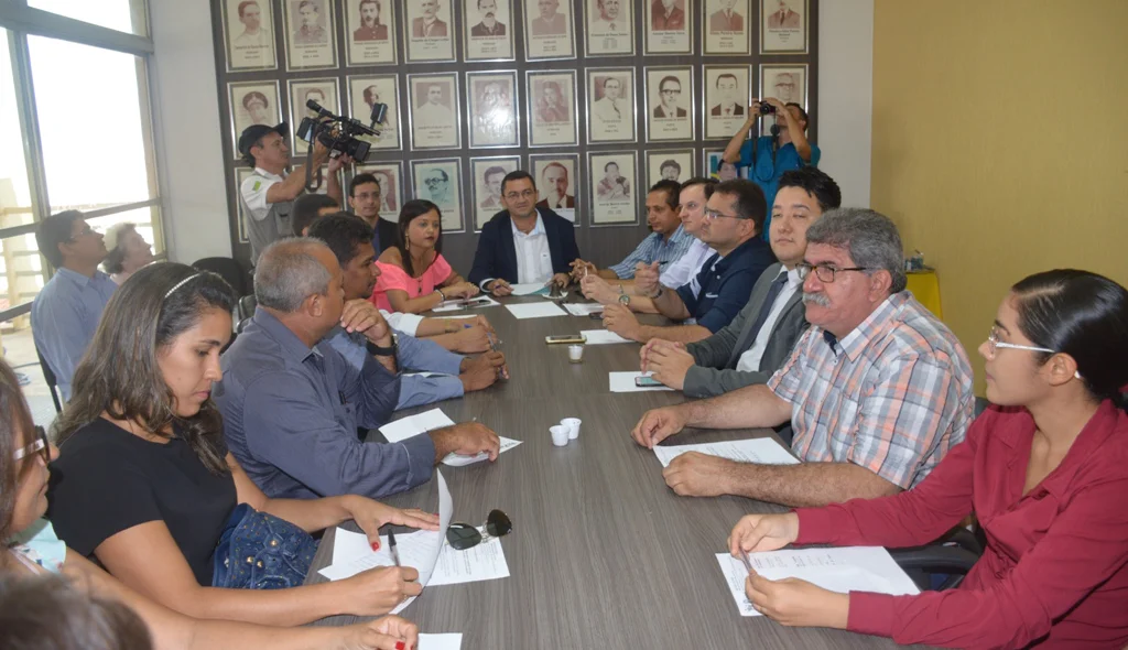 Prefeito cobra metras durante primeira reunião com o secretariado