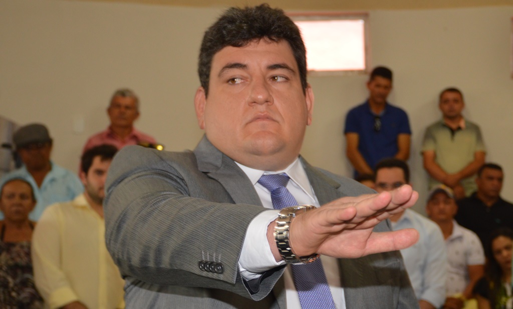Presidente reeleito da Câmara presta juramento