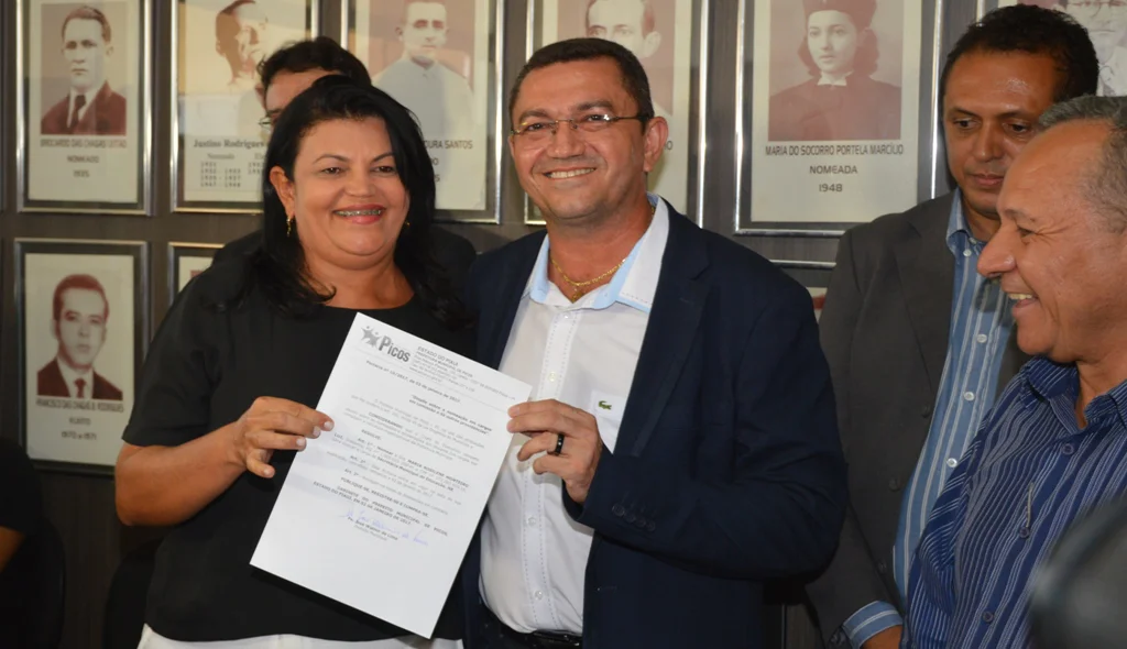 Rosilene Monteiro permanece na Educação