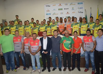 Atletas e os membros da comissão técnica